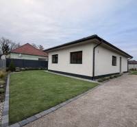 Családi ház Nagy-Grobban gyepesített udvarral, kavicsos járdával és rendezett kerttel.