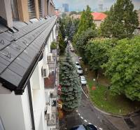 Légi felvétel a zöldövezetről és a parkoló autókról Pozsony-Ružinovban, a Budovateľská utcában.