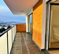 Erkély egy 3 szobás lakásban, kilátással Eperjesre, Solivarská 14, nagy üvegajtók.