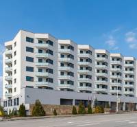 Lakóház a Rybničná utcában, Pozsony-Vajnory, erkélyekkel és zöld területtel.