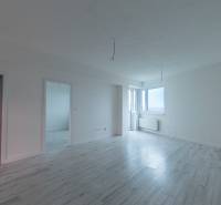 Világos belső tér fa mintázatú padlóval egy kétszobás lakásban.