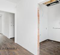 Családi ház belső tere fa dekorációjú padlóval és fűtési berendezéssel.