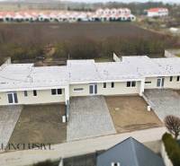 Családi ház Nagypakán, Csukárska Paka területén, udvarokkal és parkolóhelyekkel.