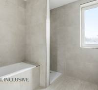 Fürdőszoba családi házban káddal, zuhanyzóval és függöny nélküli ablakkal.