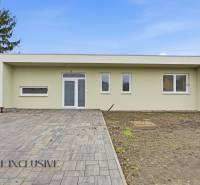 Családi ház Csukárska Pakán, Nagypakán, burkolt térrel és igénytelen kerttel.