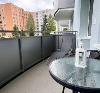 Erkély egy kétszobás lakásban a Halalovkán, Trencsénben, ülőgarnitúrával és nyugágyal.