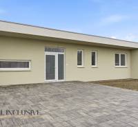 Családi ház a Nagypakán, Csukárska Paka területén, betonozott felülettel.