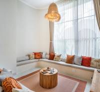 Kényelmes ülőhely párnákkal és egy faasztallal a villa hangulatos sarkában.