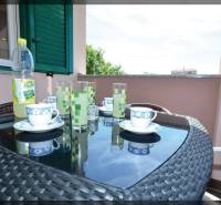 A 2 szobás lakás erkélye fonott asztallal, teáskészlettel és kilátással Privlakára.