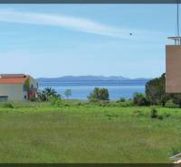 Kilátás egy 2 szobás lakásból Privlakán, a Privlakán, tengerrel és zölddel a háttérben.