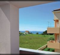 Kilátás egy 2 szobás lakásból Privlakán, kilátással a tengerre és a zöld tájra.