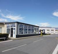 Épület garázsokkal és teherautókkal a Strojnícka utcában, Eperjesen, Raktárak és csarnokok.