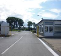 A Prešov-i Strojnícka utcán található bejárat, amely raktárakhoz és csarnokokhoz vezet.