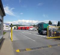 Kamionok területe a Strojnícka utcában, Eperjesen, raktárak és csarnokok közelében.