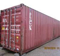 Piros tengeri konténer a Gépészeti utcában, Eperjesen, raktárak és csarnokok mellett.