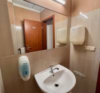 Irodák mosdóval, tükörrel és szappanadagolóval.