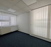 Irodák fehér redőnyökkel és sötét szőnyeggel, Stará Vajnorská, Pozsony - Újváros.