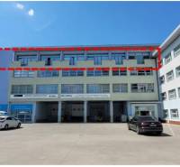 Irodaház a Stará Vajnorskán, Pozsony - Újváros. Parkoló az előtérben.