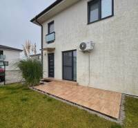 A Kráľovianky-i 3 szobás lakásnak terasza és füves területe van szürke homlokzattal.