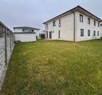 A Kráľovianky utcában található 3 szobás lakás külső része, gyepesített udvarral és kerítéssel.