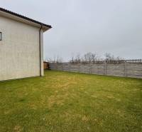 Kert a ház mellett füves területtel és kerítéssel Kráľoviankyban.