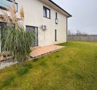 3 szobás lakás külső része Kráľovianky utcában, Kráľoviankyban, kerttel és gyepfelülettel.