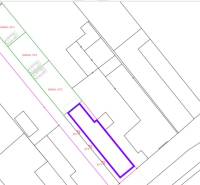 Lakások elrendezési alaprajza a hozzájuk tartozó kertekkel és parkolóhelyekkel.