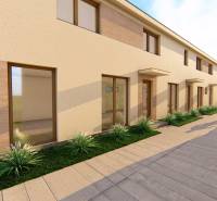 Az épület egyenes homlokzata magas ablakokkal és járdával a Litoměřická utcán, Topoľčiankyban.