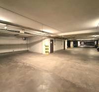 Betonpadlós és világítással ellátott parkológarázsok, Malacky, Kis tér.