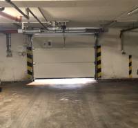 Garázs épület betonpadlóval és garázskapukkal.