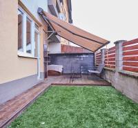 2 szobás lakás terasszal és fa dekor padlóval a M.R. Štefánika utcában, Most pri Bratislave.