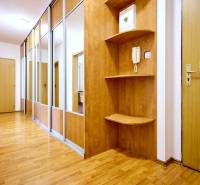 Előszoba egy 2 szobás lakásban fa dekoros padlóval és beépített szekrényekkel.