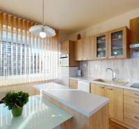 Konyha fa mintázatú padlóval egy kétszobás lakásban, világos berendezés és nagy ablak.