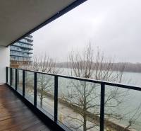 Erkély kilátással a folyóra Pozsonyban - Óváros, Dvořák rakpart.