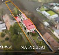 Családi ház légi felvétele eladó telekkel Čierny Brod-ban.