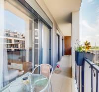 A Zuzany Chalupovej utcában található háromszobás lakás erkélye Pozsony-Petržalkán, kilátással a környékre.