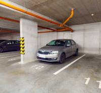 Zuzany Chalupovej alatti parkolóház, Pozsony - Petržalka, több parkoló autóval.