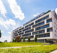 Zuzana Chalupová utcai lakókomplexum Pozsony-Petržalkán modern építészettel.