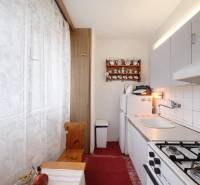 Hangulatos konyha gáztűzhellyel és rusztikus dekorációval egy egyszobás lakásban.