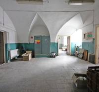 Az épület belső tere boltíves mennyezettel és szürke csempézett padlóval.