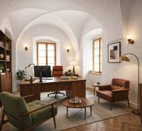 Az épület belső tere kényelmes bútorokkal és fa dekorációjú padlóval.