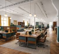 Az épület belseje irodai asztalokkal, székekkel, fa dekorációjú padlóval és világítással.