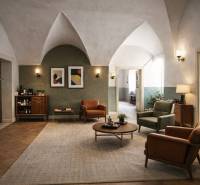 Az épület belső tere fa hatású padlóval, kényelmes bútorokkal és dekoratív elemekkel.