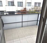 Az egyszobás lakás erkélye Pozsonyban - Janíkov dvor, kilátással a szomszédos épületekre.