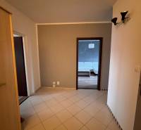 Előszoba egy 2 szobás lakásban, kilátással a fa mintázatú padlóra.