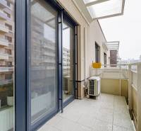 A háromszobás lakás erkélye, amely a pozsonyi Ružinov lakótelepre néz, a Na križovatkách utcában található.