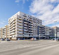 A Bratislava-Ružinovban, a Na križovatkách utcában található lakóház, hatemeletes, közepes magasságú.