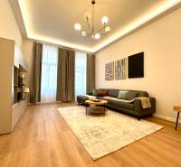 Nappali egy kétszobás lakásban fa dekor padlóval és stílusos világítással.