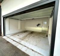 Nyitott garázs a Kassa, Óváros, Hentes utcában, fehér falakkal.