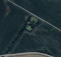 Légi felvétel a kereskedelmi területekről Stupaván, amelyeket zöld táj vesz körül.